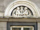 Рельєфний тимпан вікна 2-го поверху