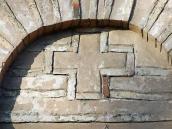 Середня ніша 1-го ярусу. Хрест