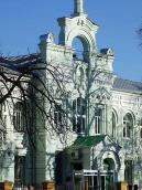 Центральна частина головного фасаду