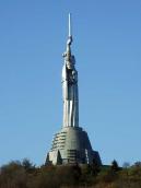 Скульптура на постаменті