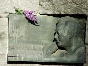 Меморіальна дошка А.Малишку