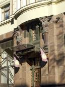 Центральна частина головного фасаду