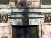 Маскарони над входом