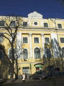 Центральна частина головного фасаду