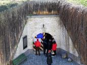 2009 р. Вхід. Вигляд зі сходу