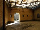 Південна стіна двора