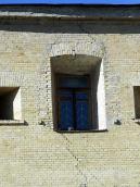 Вікно із загрозливими тріщинами