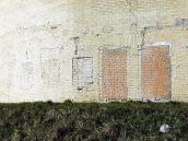 Замуровані бійниці і вікна першого…