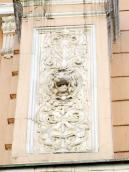 Рельєфна вставка з головою лева