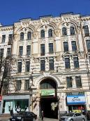 Центральна частина головного фасаду