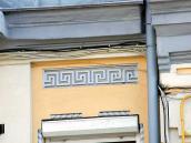 Стрічка меандра над вікном 1-го поверху