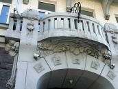 Балкон над головним входом