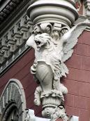 Консоль у вигляді грифона з гербовим…