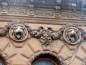 Маски левів та гірлянда