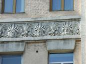 Пальмети між 4 і 5 поверхами