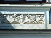 Рельєфна вставка під вікном 2-го поверху