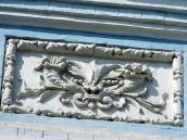 Рельєфна вставка над вікном 2-го поверху