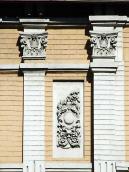 Рельєфна вставка і капітелі пілястр