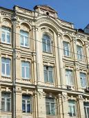 Центральна частина головного фасаду