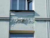 Рельєфна вставка з маскою лева