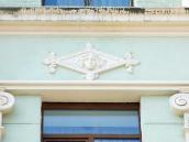 Рельєфна вставка між 4 і 5 поверхами