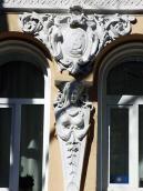 Картуш з монограмою та дівчина