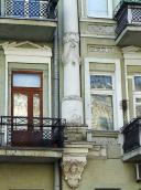 Вікна 2-го поверху і колона