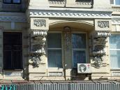 Вікна 2-го поверху з консолями еркера