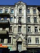 2009 р. Центральна частина фасаду по…