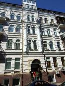 2009 р. Центральна частина фасаду по…