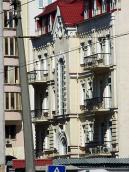 Головний фасад у ракурсі