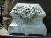 2009 р. Саркофаг (скульптор…