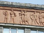 Хлопчик б’є в долоні; чоловік грає на…