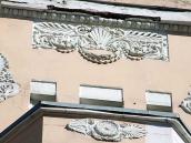 Рельєфна вставка у фронтоні