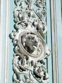 Рельєфна вставказ маскою лева