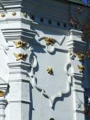 Гербовий щит на східній грані вівтаря