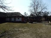 Праве крило повітки, криниця і брама