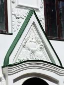 Фронтон над входом