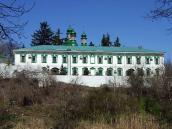 Корпус 3 на тлі собору