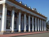 Головний фасад в ракурсі