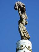 Скульптура “Дівчина зі снопом”