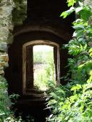 Вид на вікно 1-го поверху крізь пролом…