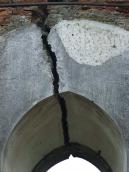 Загрозлива наскрізна тріщина над вікном