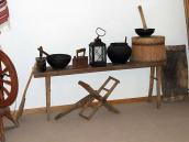 На лаві – праски та ліхтар