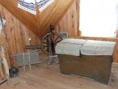 Прялка; скриня