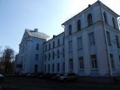 Головний фасад в ракурсі