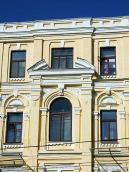 Центральна частина головного фасаду