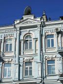 Центральна частина головного фасаду