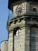 Фрагмент з годинником та люкарною