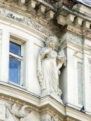 Алегорична скульптура «Достаток»